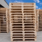 pallets de madera fuera al aire libre