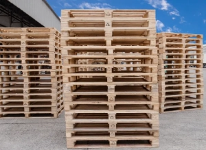 pallets de madera fuera al aire libre