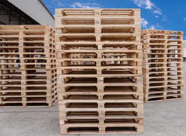 pallets de madera fuera al aire libre