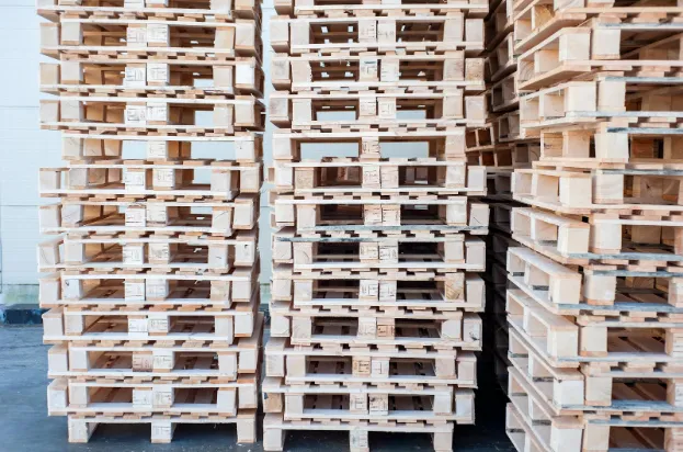 pilas de palltes de madera fuera en la bodega