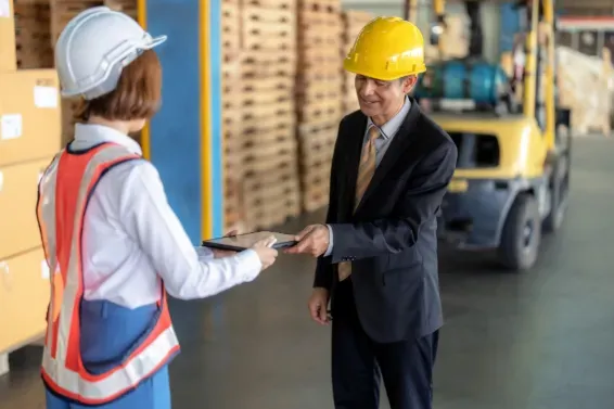 grupo de personas firmando un papel tarima de madera personalizadas