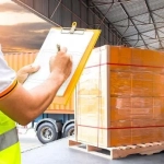hombre de logistica trabajando tarima de madera personalizadas