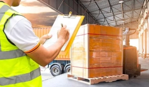 hombre de logistica trabajando tarima de madera personalizadas