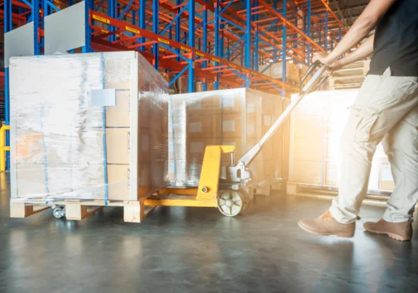 hombre descargando mercancia pallets de madera sustentables