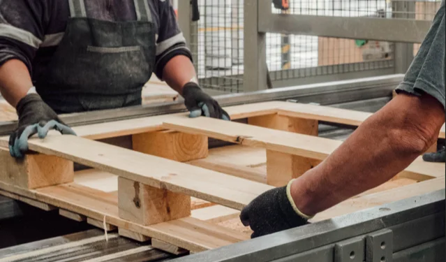 Diseño y fabricación de una tarima de madera en una industria. 
