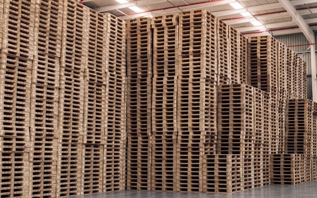 Exportación global sin riesgos con pallets de madera certificados