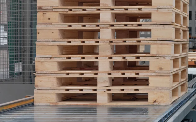 La durabilidad de las tarimas de madera ayuda a reducir reemplazos. 
