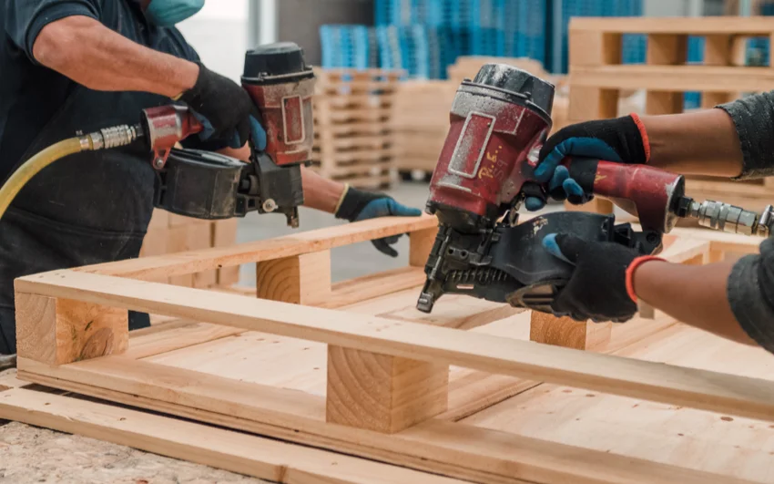 Una tarima de madera correctamente ensamblada con una base uniforme para cajas, contenedores y otras unidades de carga.